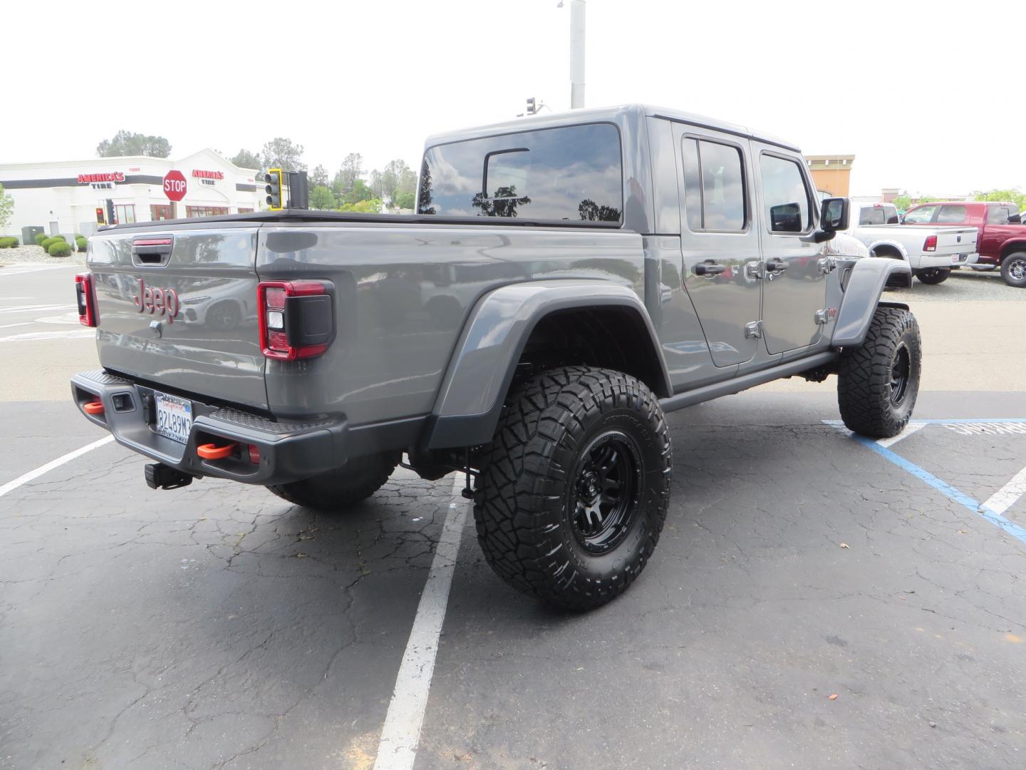 2021 Sting Grey /BLACK Jeep Gladiator Gladiator Mojave (1C6JJTEG4ML) with an 3.6L V6 engine, automatic transmission, located at 2630 Grass Valley Highway, Auburn, CA, 95603, (530) 508-5100, 38.937893, -121.095482 - Mojave Galdiator featuring a Readylift 4" suspension system, 37" Nitto Ridge Grappler tires, 17" Fuel Ammo wheels, Rugged Ridge bed cover, and window tint. - Photo#4